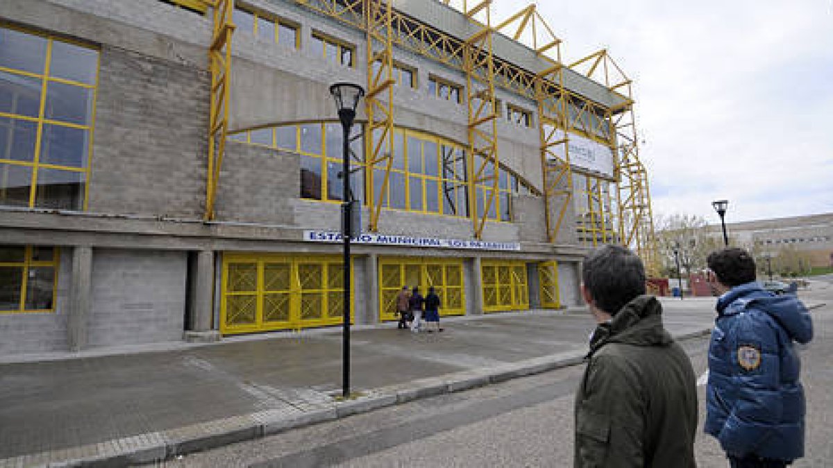 El exterior de la tribuna del viejo estadio de Los Pajaritos que alberga las instalaciones del centro médico del Caep. / ÚRSULA SIERRA-