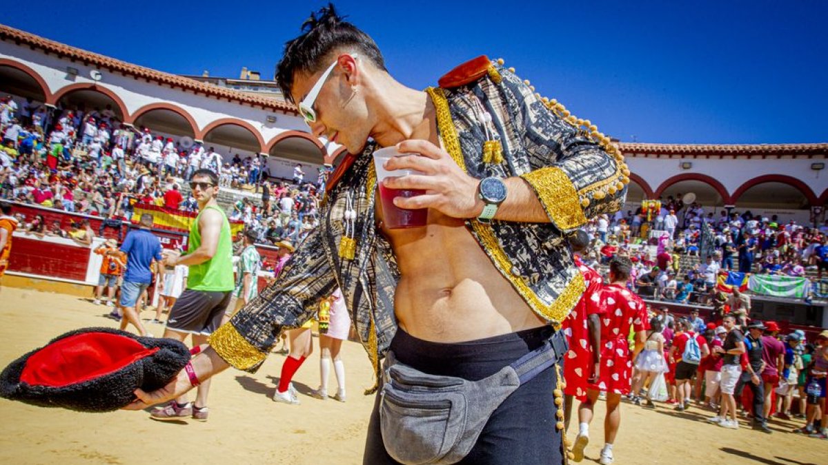 Un sol espléndido ha recibido al Viernes de Toros, un aliciente más en la plaza.-MARIO TEJEDOR
