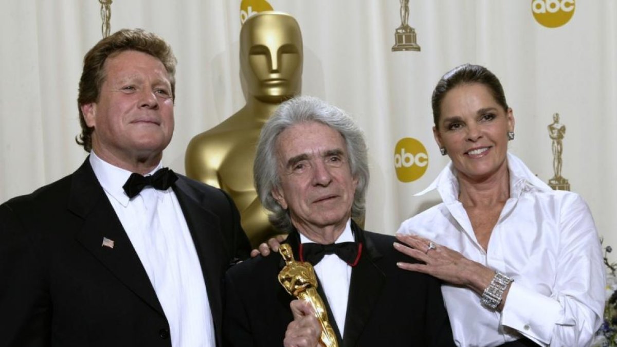 Arthur Hiller, con el Oscar, entre los protagonistas de 'Love Story' Ryan O'Neal y Ali McGraw.-REUTERS / MIKE BLAKE
