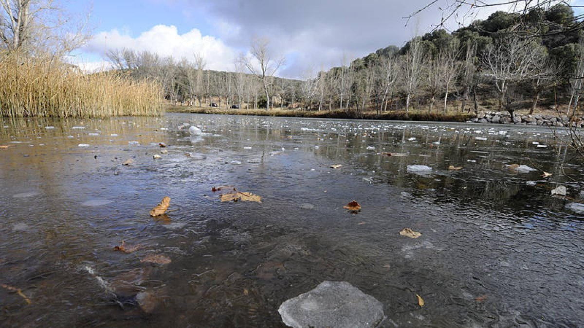 Las aguas del río Duero a su paso por la capital soriana aparecieron congeladas después delas heldas nocturnas. / VALENTÍN GUISANDE-