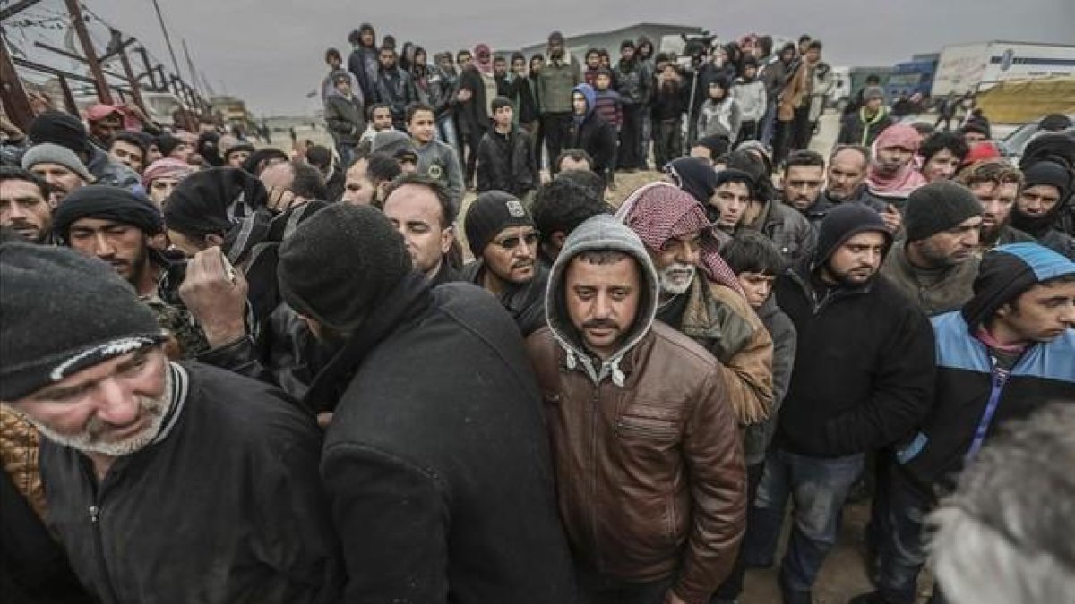 Miles de refugiados sirios se agolpan en la frontera con Turquía, huyendo de los bombardeos del Ejército de Asad y de Rusia para recuperar Alepo.-AP / BUNYAMIN AYGUN