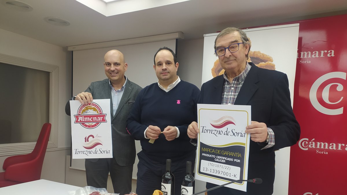 Pegado simbólico de la primera pegatina de Embutidos Almenar. HDS