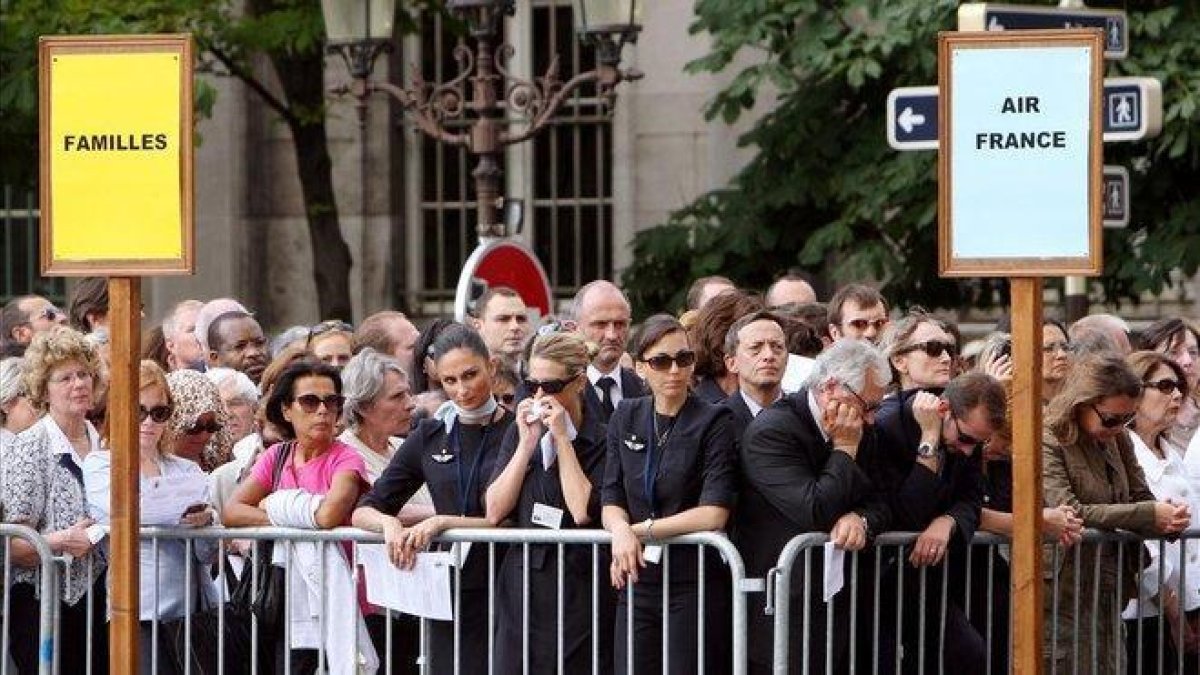 Foto de archivo del 3 de junio del 2009 de familiares y trabajadores de Air France en la ceremonia oficiada por las víctimas en la catedral de Notre Dame, en París.-AFP / BOB EDME