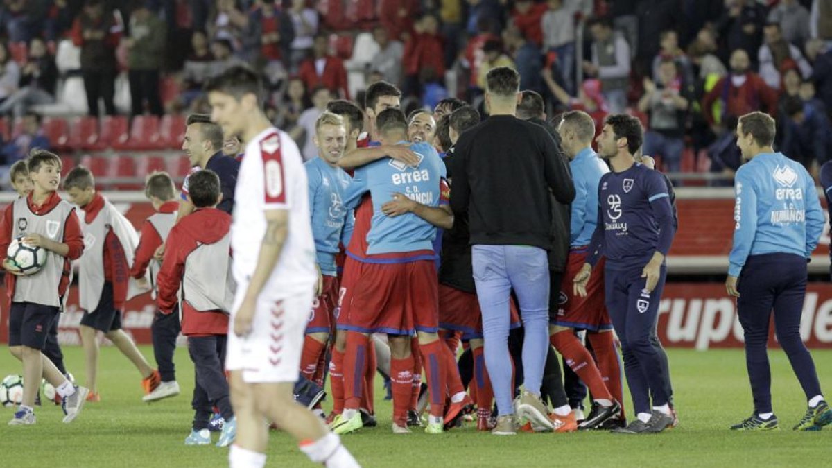 Los jugadores del Numancia se abrazan en el centro del campo una vez conseguido el play off de ascenso.-Luis Ángel Tejedor