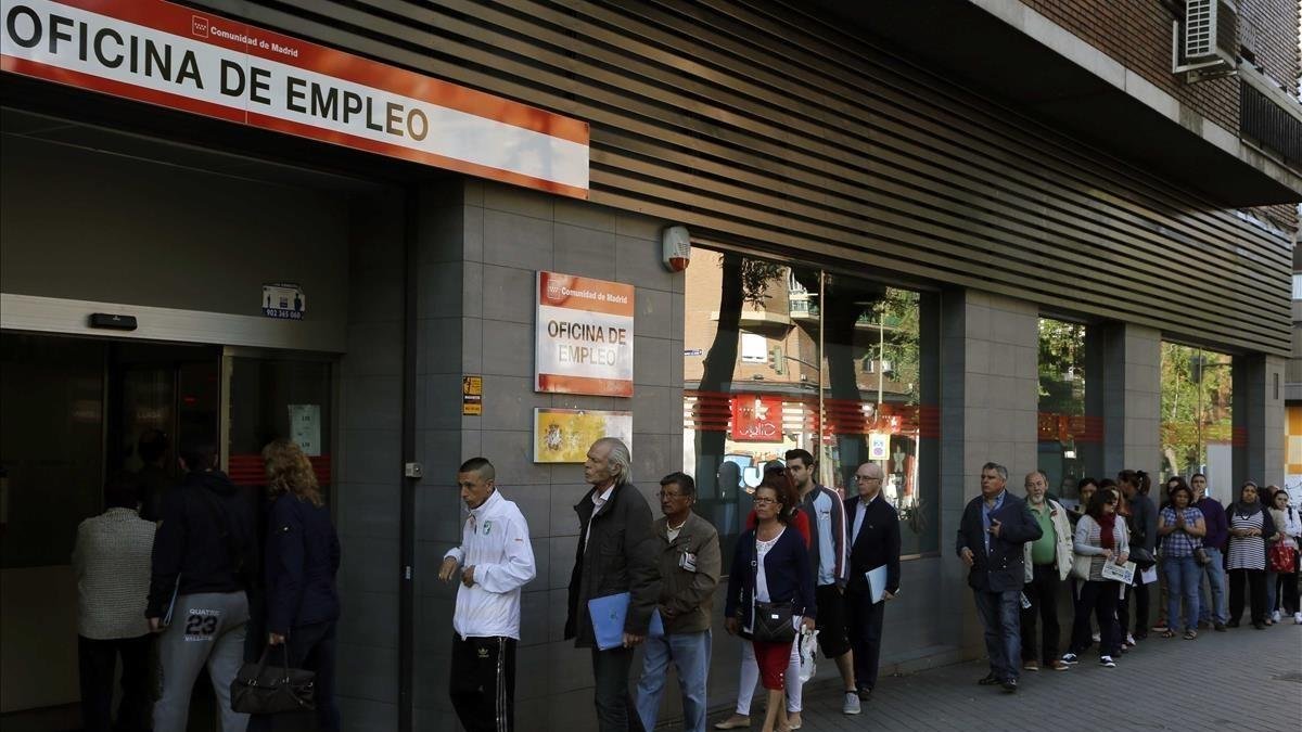 Colas de desempleados.-EL PERIÓDICO