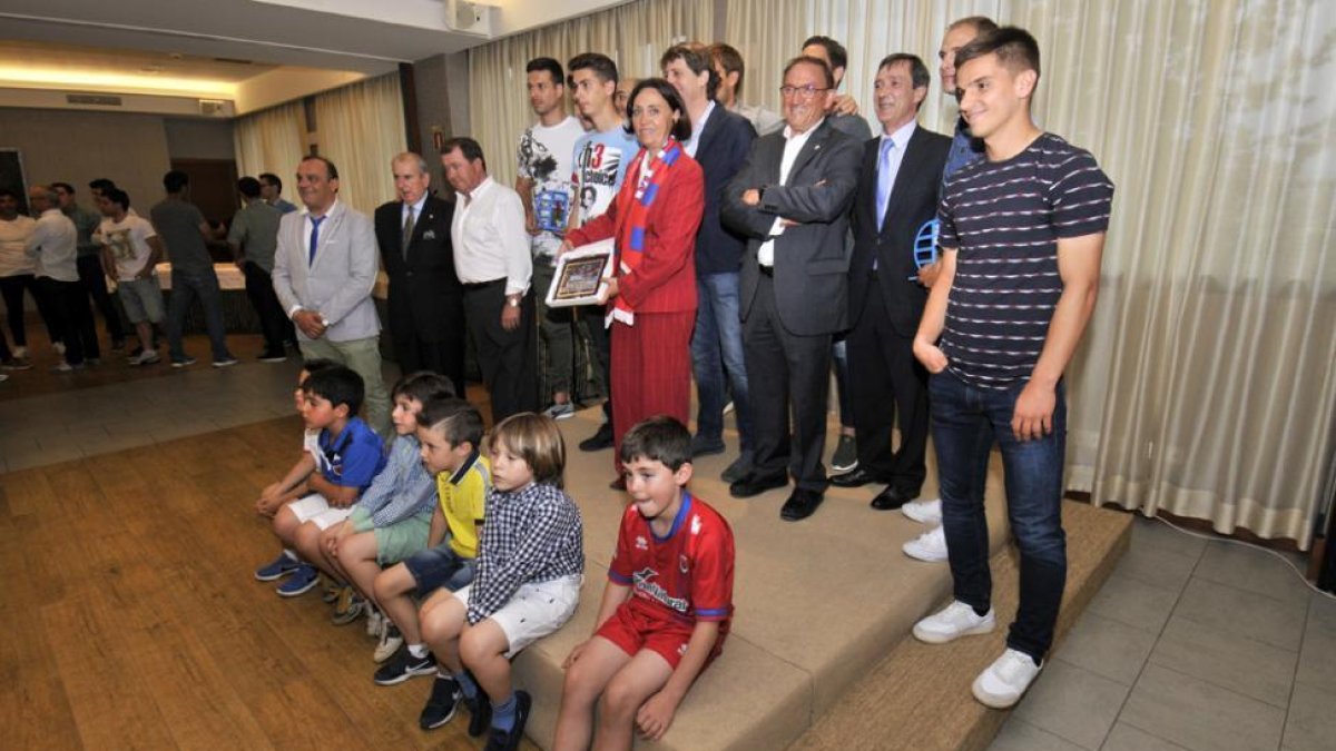 Foto de familia con los premiados durante la gala Aúpa Numancia a los mejores jugadores rojillos de la temporada 16-17.-VALENTÍN GUISANDE