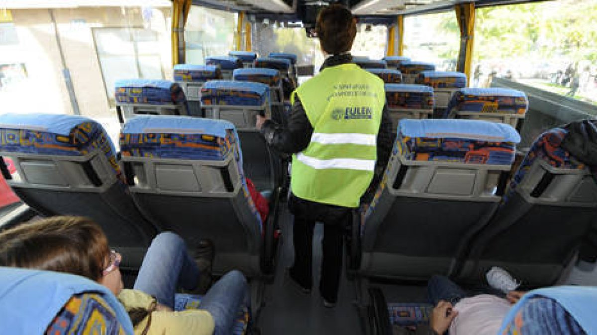 Interior de un autobús escolar realizando una de sus rutas por Soria. / VALENTÍN GUISANDE-