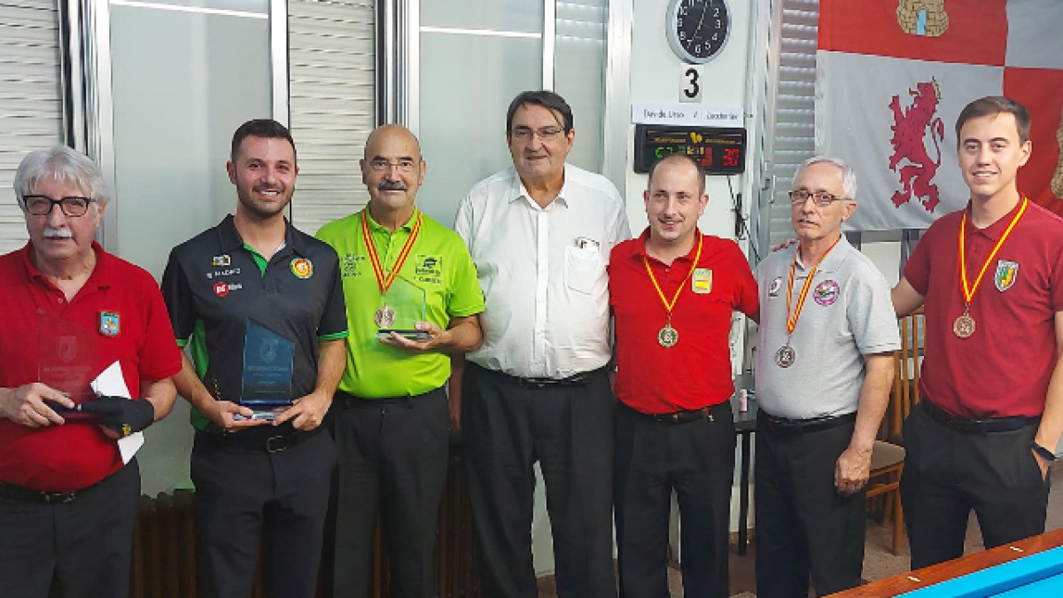 Camarero (3º izq.) y Cortés (5º izq.) flanquean al presidente de la RFEB, Antonio Ortiz, tras lograr bronce y oro en el último campeonato de España. HDS