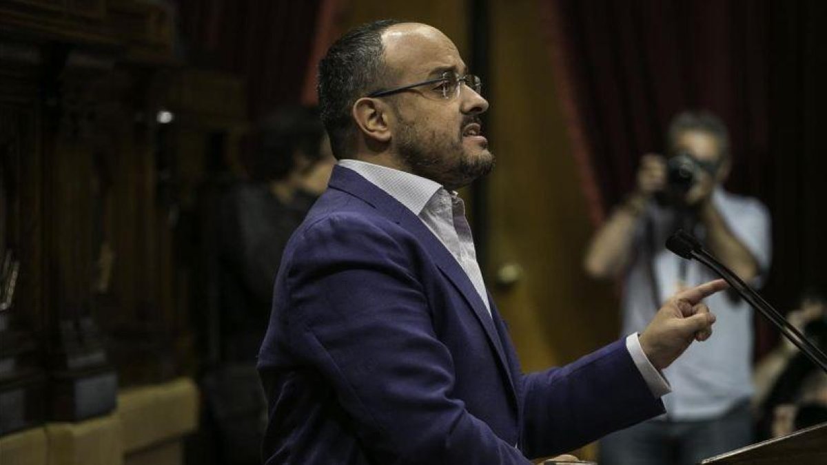 Alejandro Fernández, en el Parlament.-JOAN CORTADELLAS