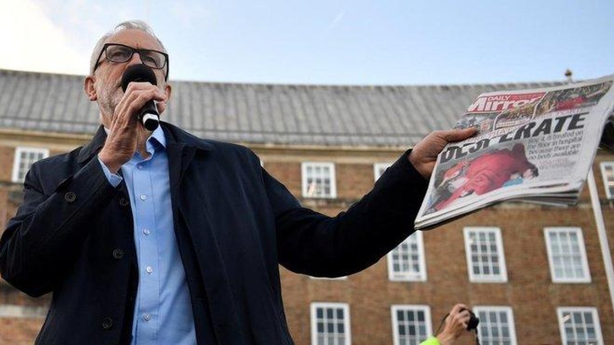 Jeremy Corbyn muestra la foto del niño enfermo en un acto electoral en Bristol.  Jeremy Corbyn muestra la foto del niño enfermo en un acto electoral en Bristol.-EFE