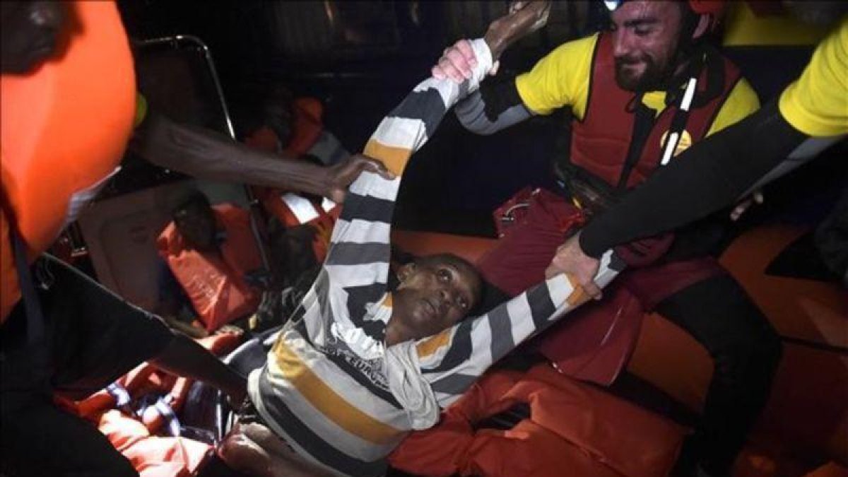 Rescate de refuguados frente a las costas libias este 12 de octubre-ARIS MESSINIS