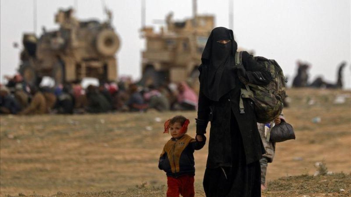 Civiles huyen del grupo del Estado Islámico que se ha enfrentado con las Fuerzas Democráticas Sirias apoyadas por Estados Unidos para expulsarlos de la zona en la provincia Siria de Deir Ezzor.-DELIL SOULEIMAN (AFP)