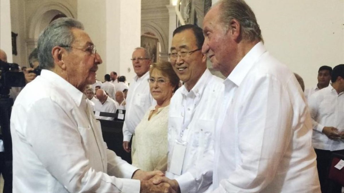 El rey Juan Carlos saluda al presidente de Cuba Raul Castro a su llegada Cartagena de Indias para asistir a la ceremonia por la firma de la paz con las FARC.-EFE