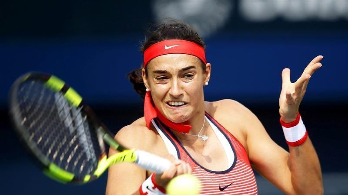 La tenista francesa Caroline Garcia devuelve la bola a la española Carla Suárez Navarro durante un partido de la segunda ronda del torneo de tenis de Dubái (Emiratos Árabes Unidos)-ALI HAIDER