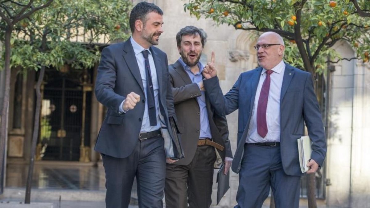 Santi Vila y Jordi Baiget, con el 'conseller' Toni Comin (en el centro), en una imagen del 2016.-FERRAN SENDRA