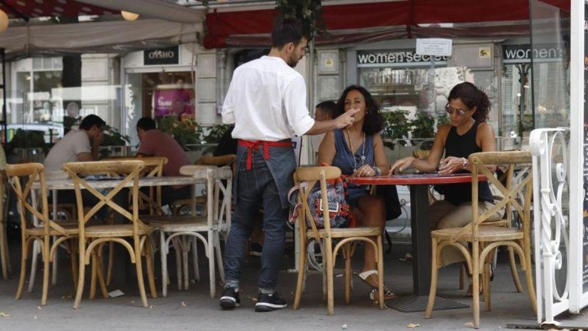 Un camarero trabajando en un establecimiento.-EL PERIÓDICO