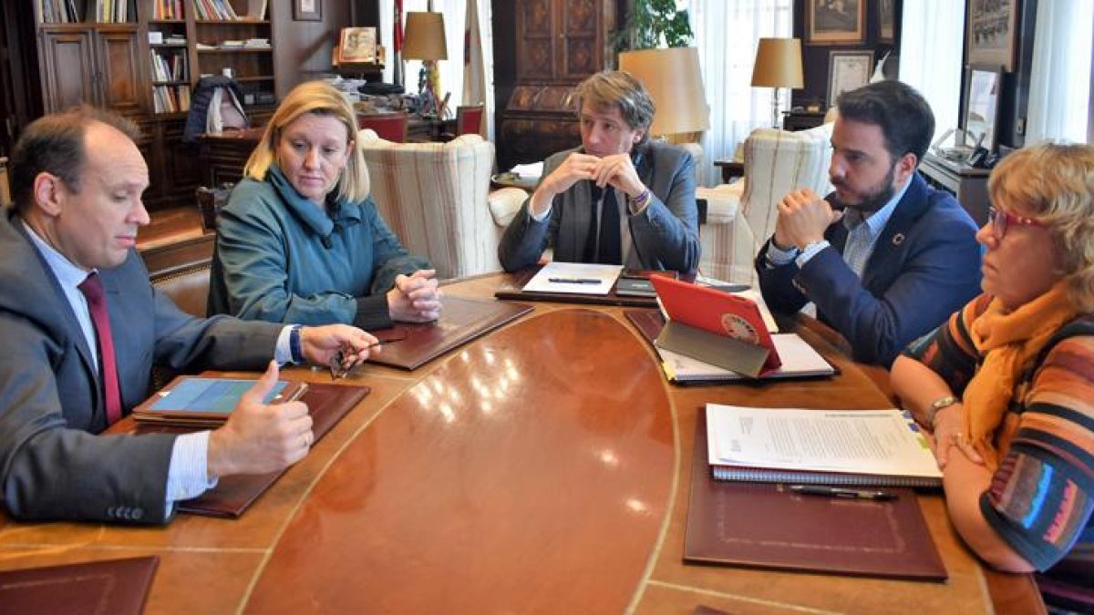 La consejera de Familia y el alcalde de Soria en la reunión de ayer.-HDS