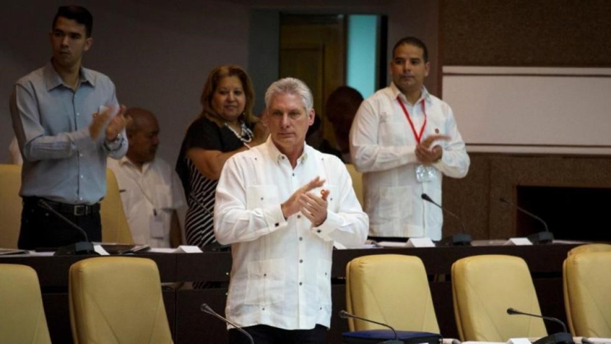 El presidente cubano, Miguel Díaz-Canel, durante una sesión extraordinaria de la Asamblea Nacional Cubana, en La Habana, este sábado. /-REUTERS