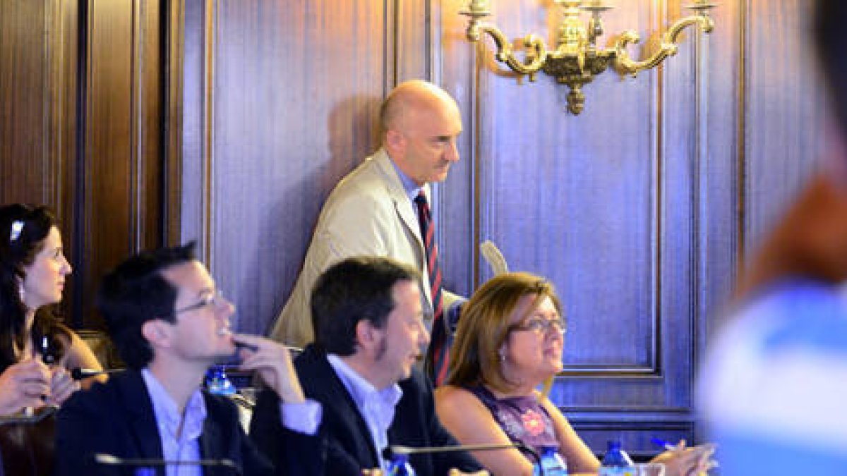 José Pedro Gómez Cobo abandona el pleno durante el punto referente a su incompatibilidad. / Á.M.-