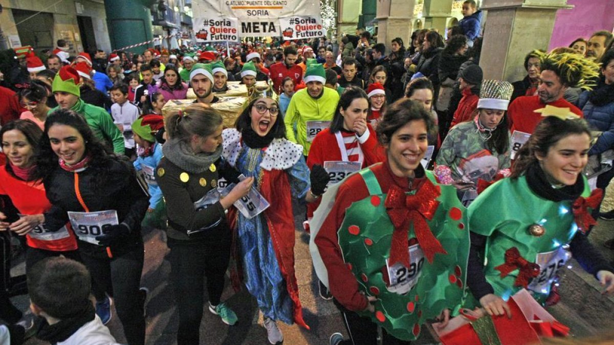 Imagen de la Carrera Popular de Navidad disputada ayer en Soria.-MARIO TEJEDOR