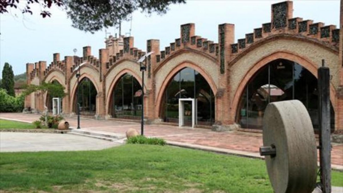 Fachada de las cavas en Sant Sadurní dAnoia de Codorníu, que ha decidido trasladarse fuera de Catalunya.-ACN / GEMMA SÁNCHEZ PLA