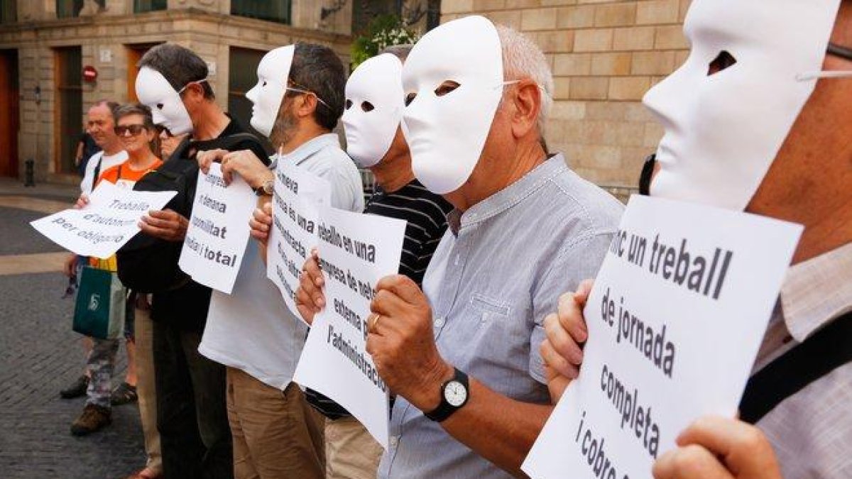 Acción reivindicativa de Cáritas en plaza Sant Jaume para denunciar la precariedad laboral y exigir un trabajo decente.-ÁLVARO MONGE (EL PERIÓDICO)