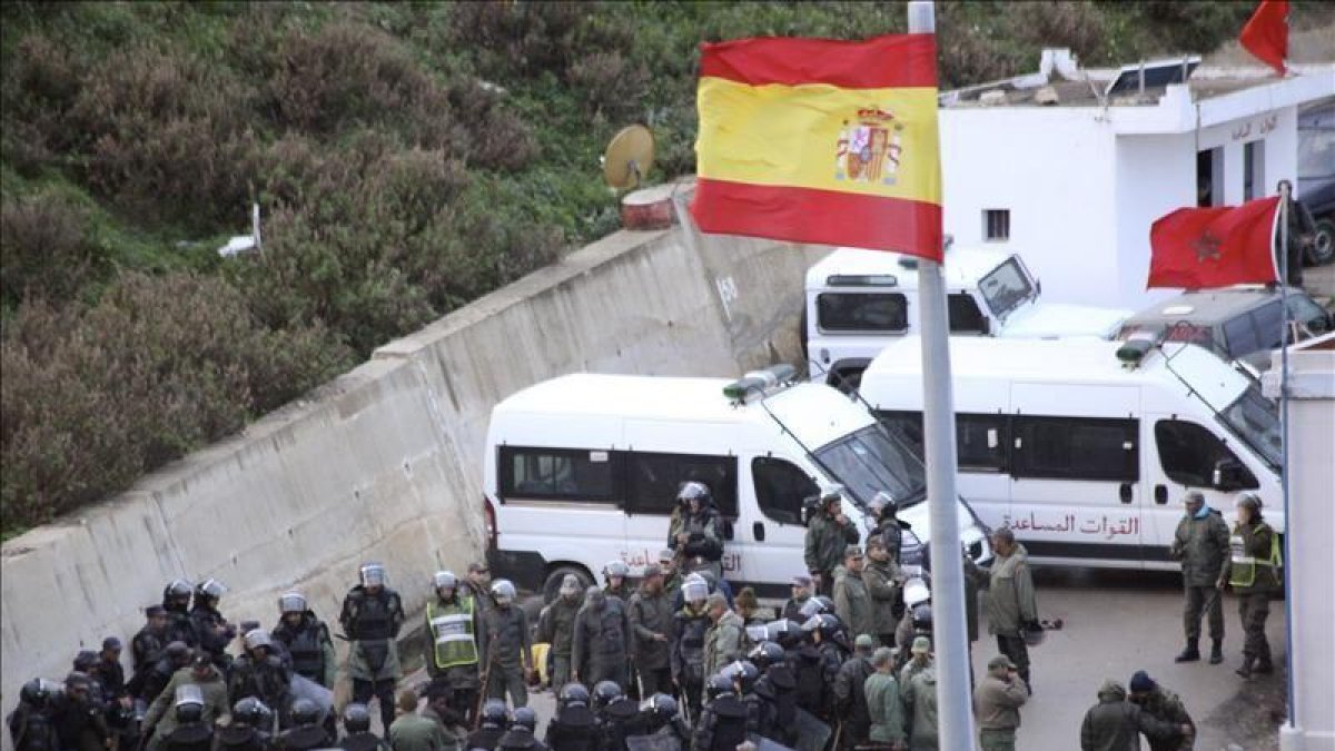 Un grupo de unos 200 inmigrantes subsaharianos han vuelto a protagonizar esta madrugada un intento de entrada masivo a la frontera norte que separa Ceuta de Marruecos, aunque finalmente todos ellos han sido controlados por la Gendarmería marroquí.-EFE