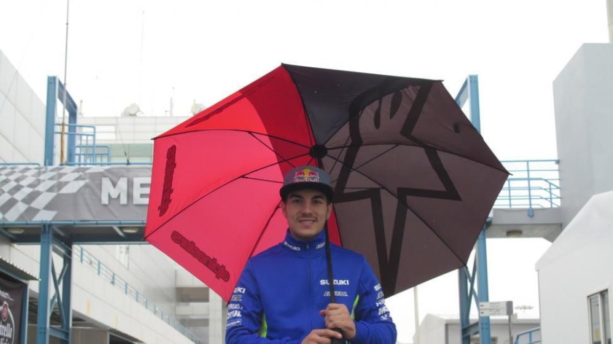 Maverick Viñales pasea por el lluvioso ‘paddock’ del circuito de Losail (Doha, Catar).-EMILIO PÉREZ DE ROZAS / Enviado especial