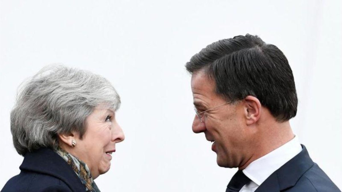 La primera ministra británica, Theresa May, con su homólogo holandés Mark Rutte.-REUTERS