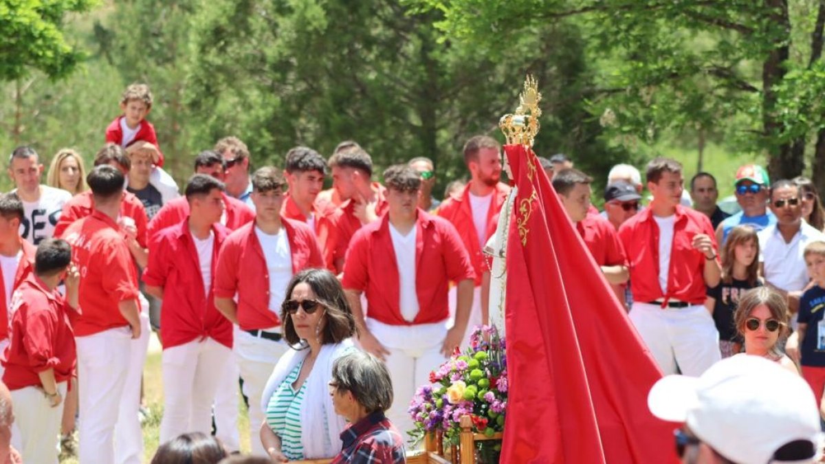 Los mozos con camisa roja y de blanco, junto a la virgen.-A.I. RICA