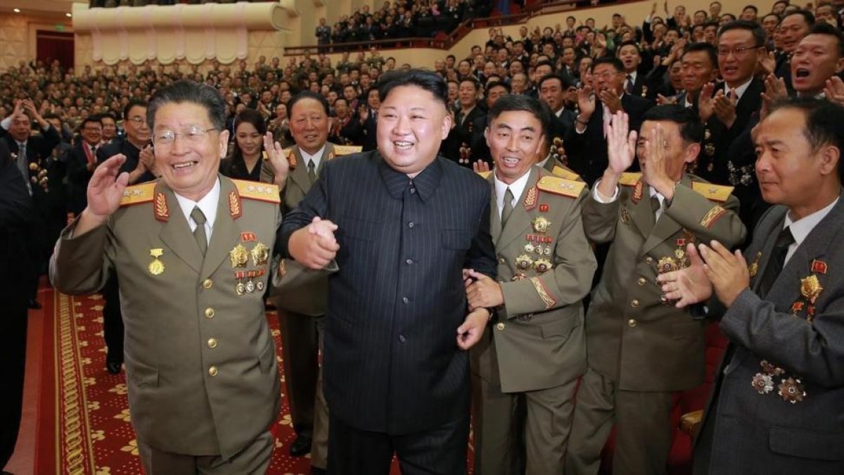 Kim Jong-un celebra con altos oficiales un banquete por el último test nuclear de Pionyang, en una imagen difundida el 10 de septiembre.-EFE / YONHAP