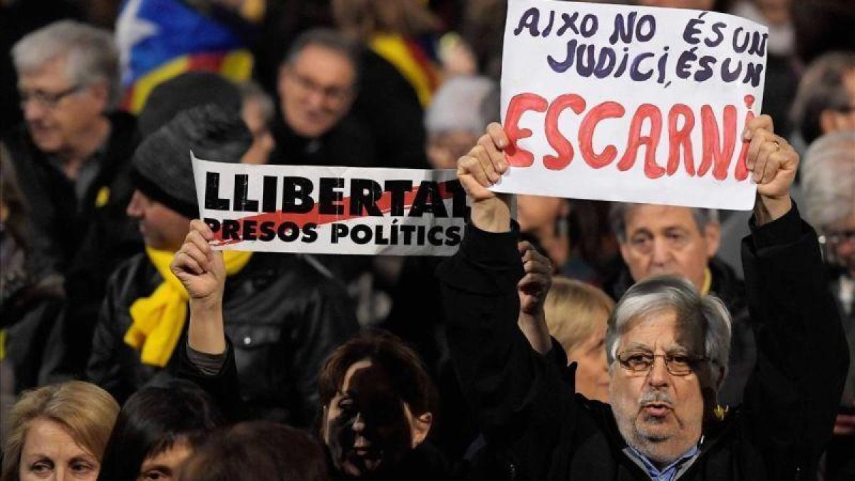 La concentración de Plaza Cataluña convocada por la ANC y Òmnium Cultural.-AFP