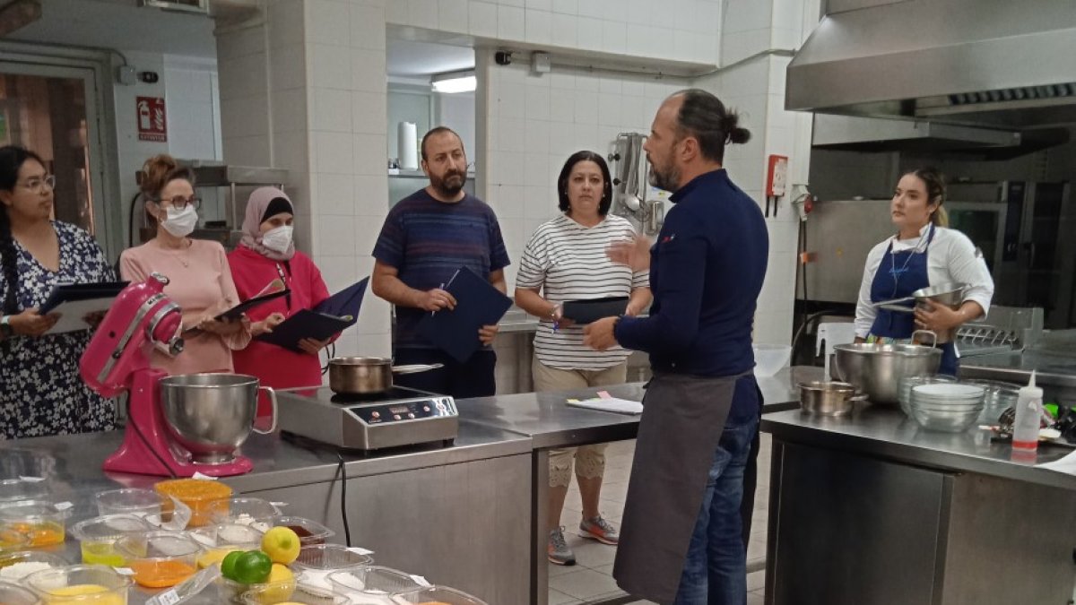 Samper explica sus elaboraciones de pastelería en el curso en Soria. HDS