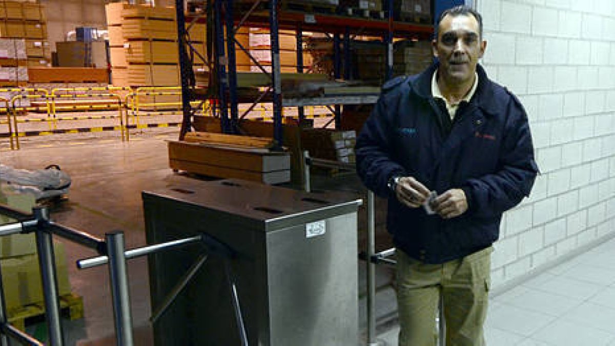 Trabajadores de Norma saliendo de la fábrica./ A. M. -