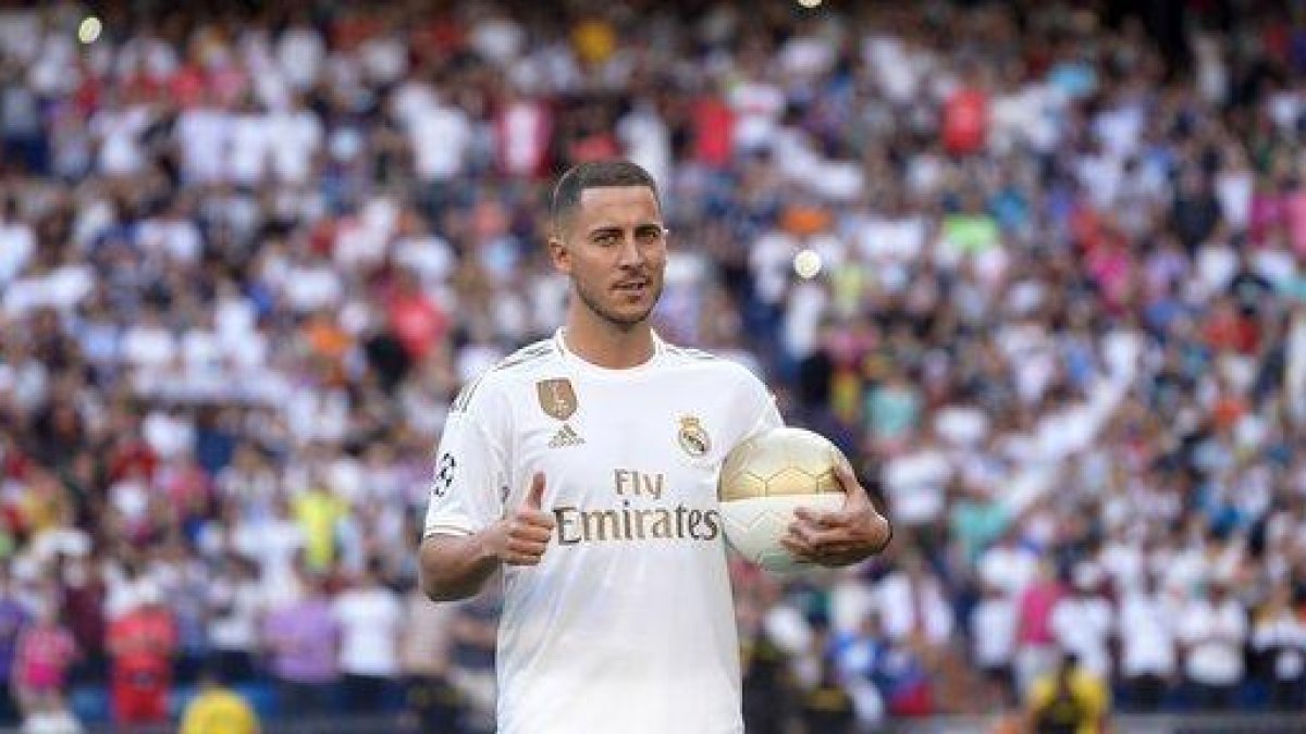 Eden Hazard durante su presentación como jugador del Madrid.-JOSÉ LUIS ROCA (EL PERIÓDICO)