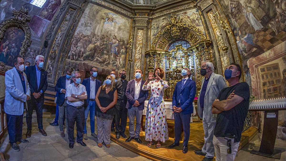 El consejero de Cultura, Javier Ortega, en su visita a San Saturio. MARIO TEJEDOR