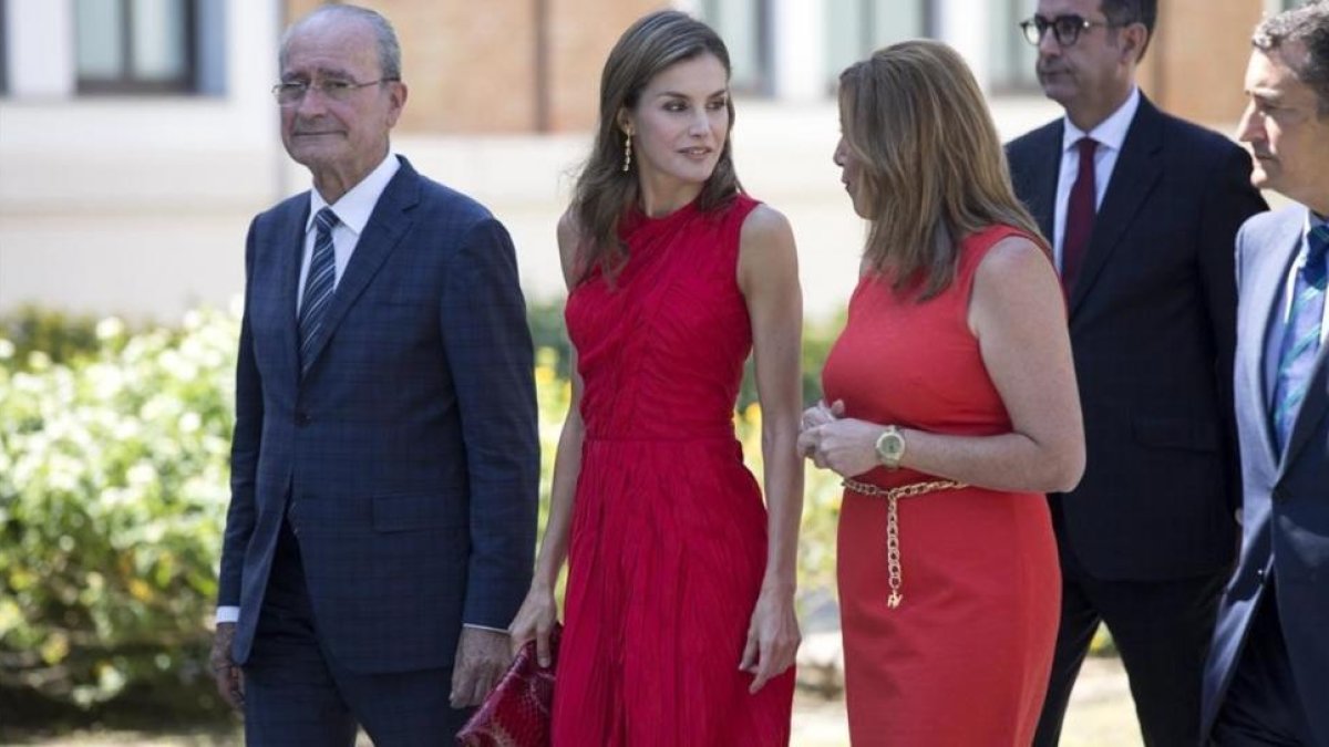 La reina Letizia y la presidenta de la Junta de Andalucía, Susana Díaz, con el alcalde de Málaga, Francisco de la Torre, el pasado 24 de julio.-PERIODICO (EFE / DANIEL PÉREZ)