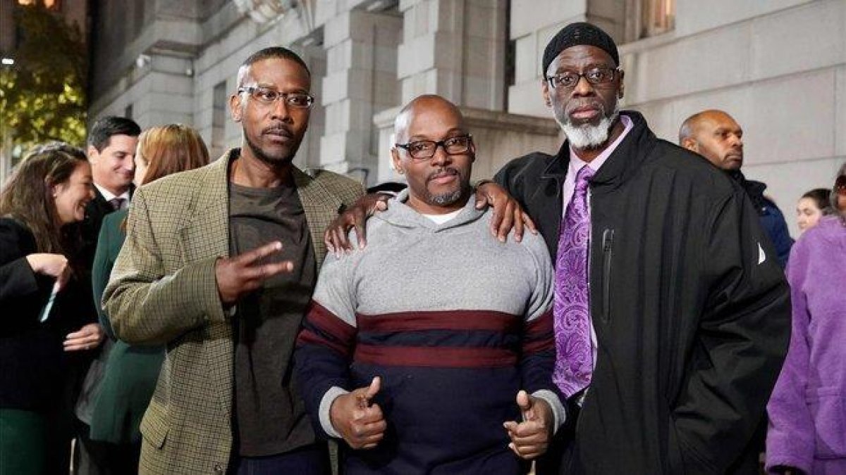 Alfred Chestnut, Andrew Stewart y Ransom Watkins posan tras su liberación, el lunes en Baltimore.-AFP / TODD KIMMELMAN