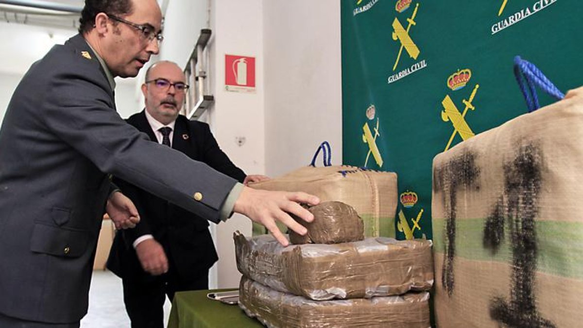 Latorre y Velarde con los 92 kilos de hachís incautados-Mario Tejedor