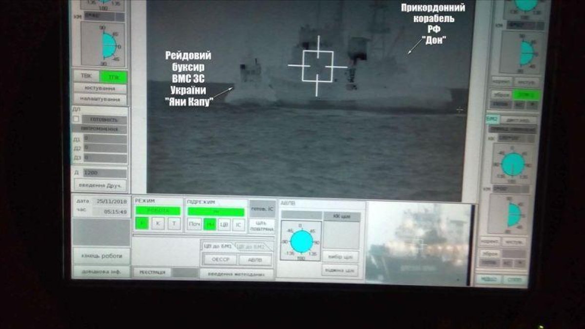 La pantalla muestra al barco ruso Don intentado para a una lancha ucraniana.-EL PERIÓDICO