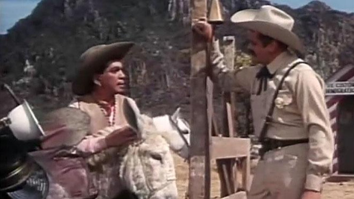 Fotograma de 'Por mis pistolas' en el que Cantinflas llega a una aduana situada en la frontera de México y Estados Unidos.-