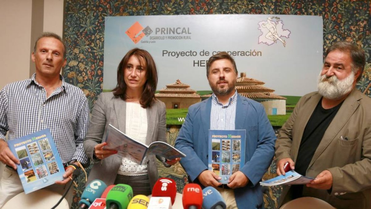 Grupos de Acción Local participantes en el proyectos 'Hermes' y Princal presentan un manual de buenas prácticas en desarrollo rural. De izquierda a derecha, el gerente del GAL Nordeste Salamanca, Javier Bajo; la viceconsejera de Desarrollo Rural, Ana Asen-Ical