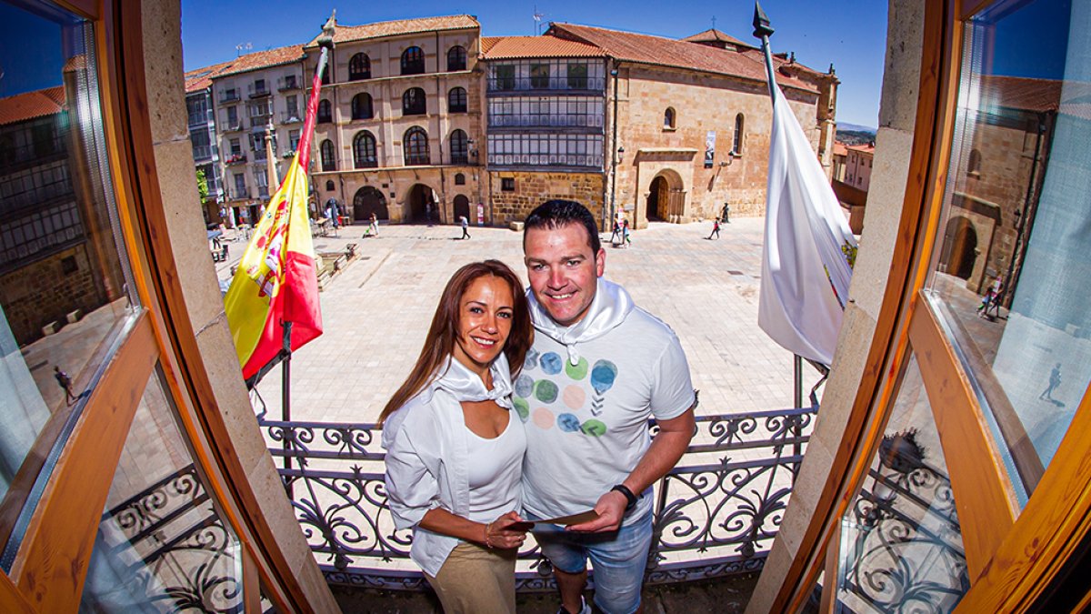 Los pregoneros de 2022, Silvia del Río y Eloy Lafuente, Jurados de La Blanca, ayer en el balcón del Ayuntamiento. MARIO TEJEDOR