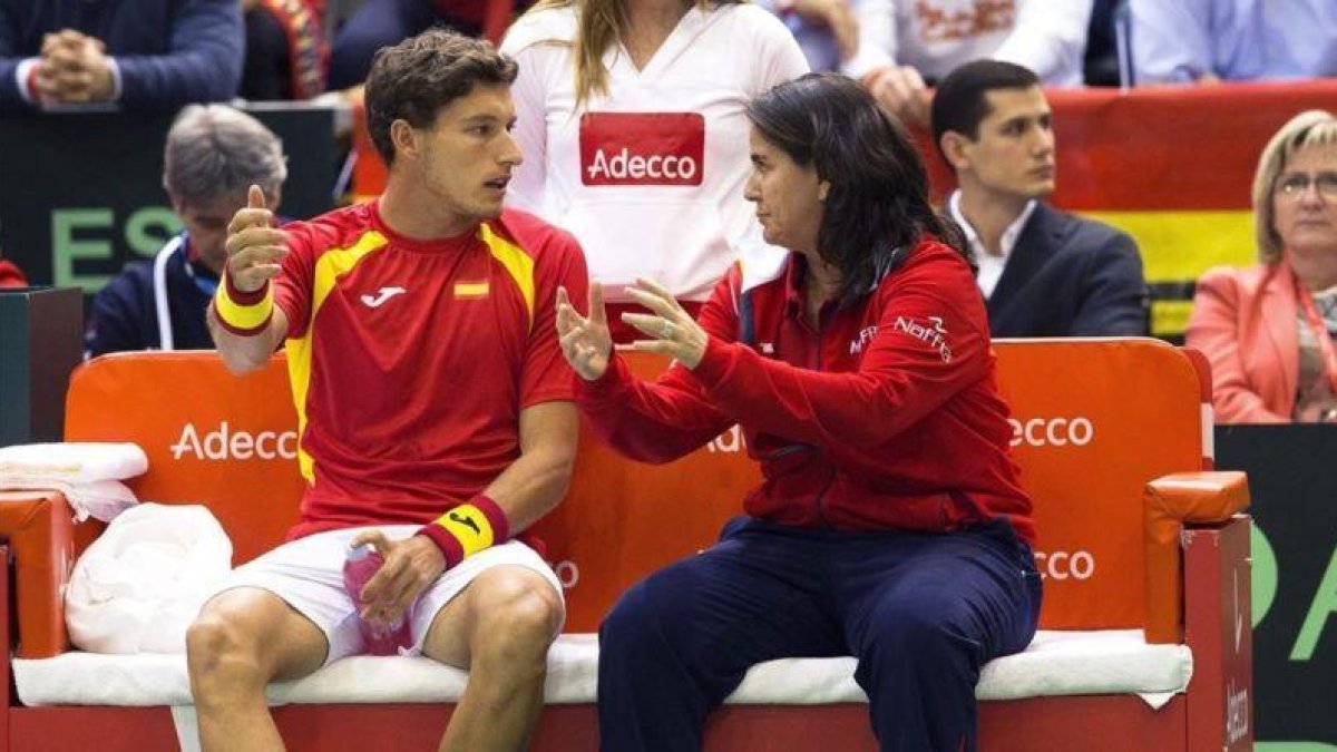Pablo Carreño recibe instrucciones de la capitana, Conchita Martínez.-EFE / ANTONIO BAT
