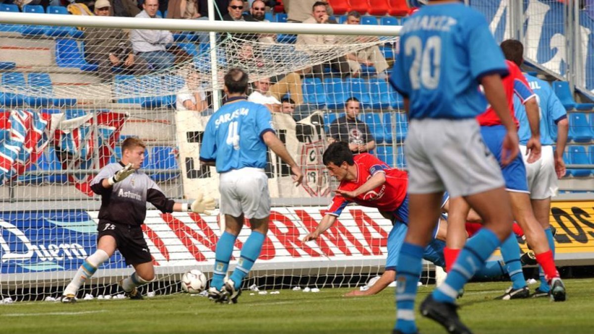 Pacheta marcó uno de los goles rojillos en la última visita del Real Oviedo a Los Pajaritos.-FERNANDO SANTIAGO