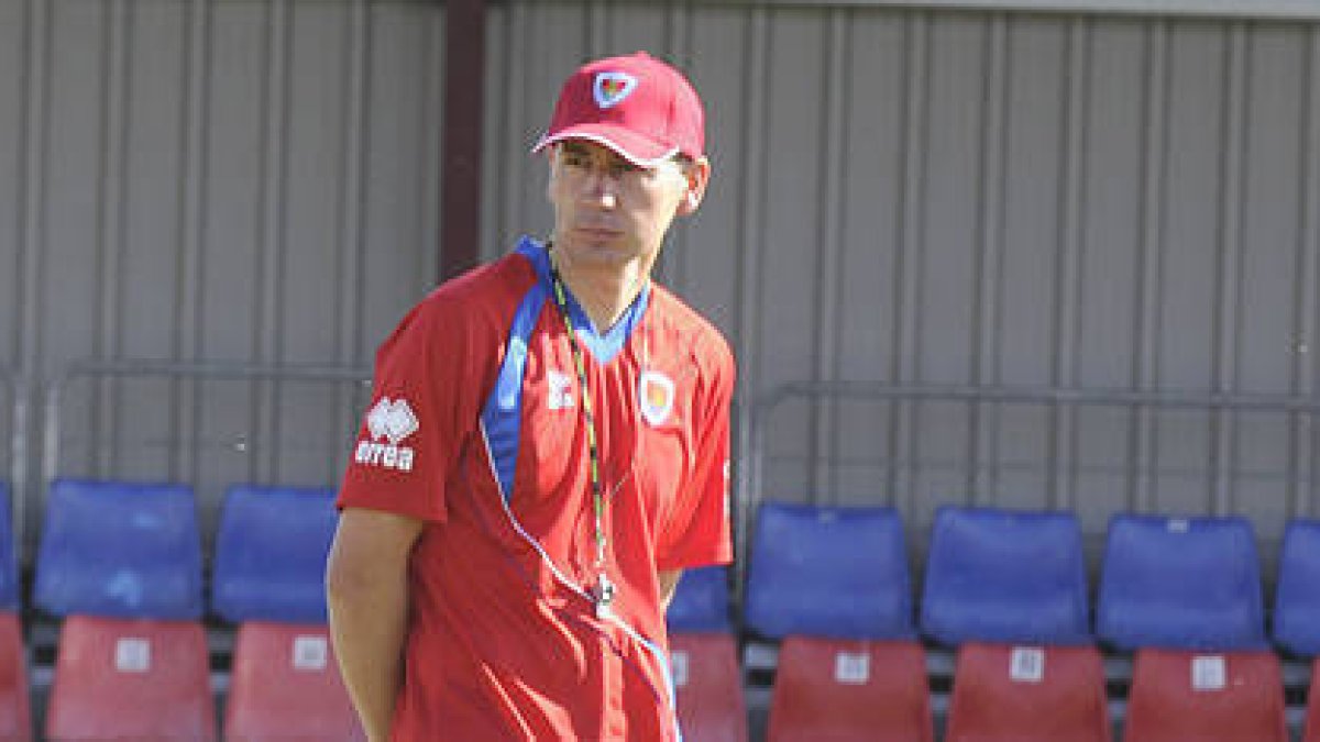 Pablo Machín en el entrenamiento de ayer en la Ciudad del Fútbol. / V. Guisande-