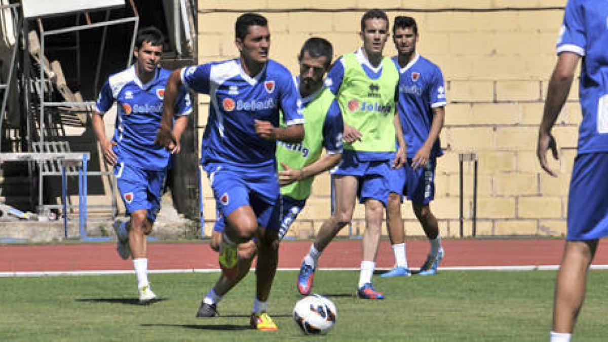 La plantilla numantina en el primer entrenamiento de la pretemporada. / VALENTÍN GUISANDE-