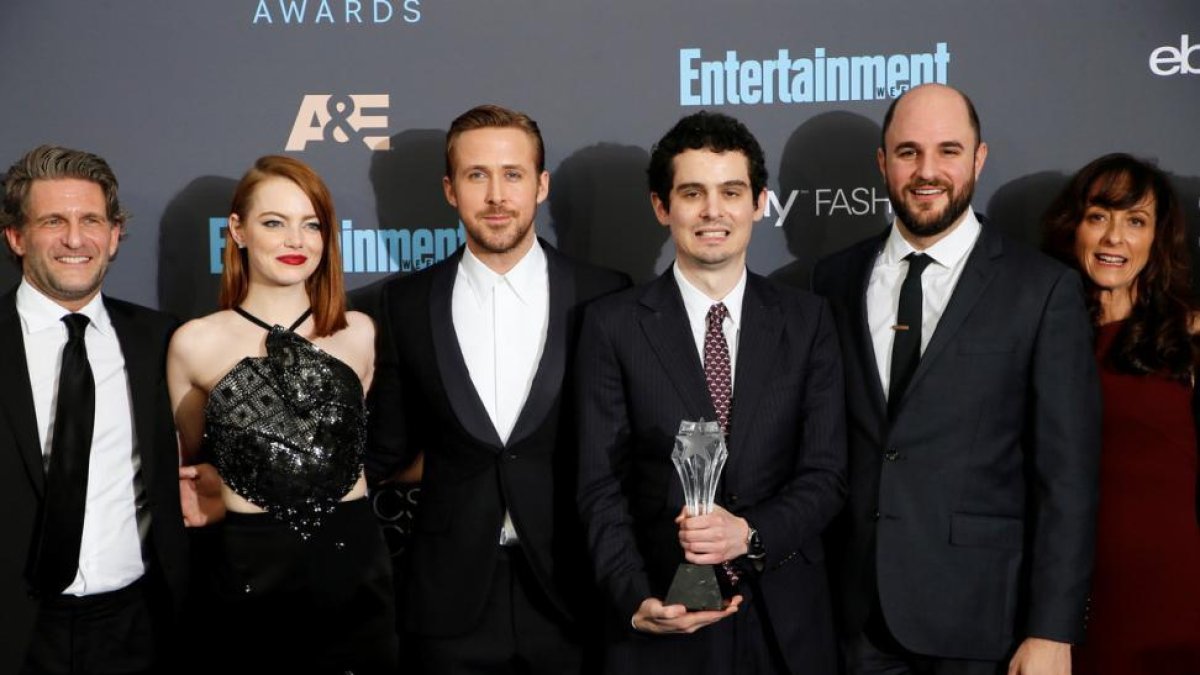 El equipo de 'La la land'. De izquierda a derecha, Gary Gilbert, Emma Stone, Ryan Gosling, Damien Chazelle, Jordan Horowitz y Mary Zophres.-