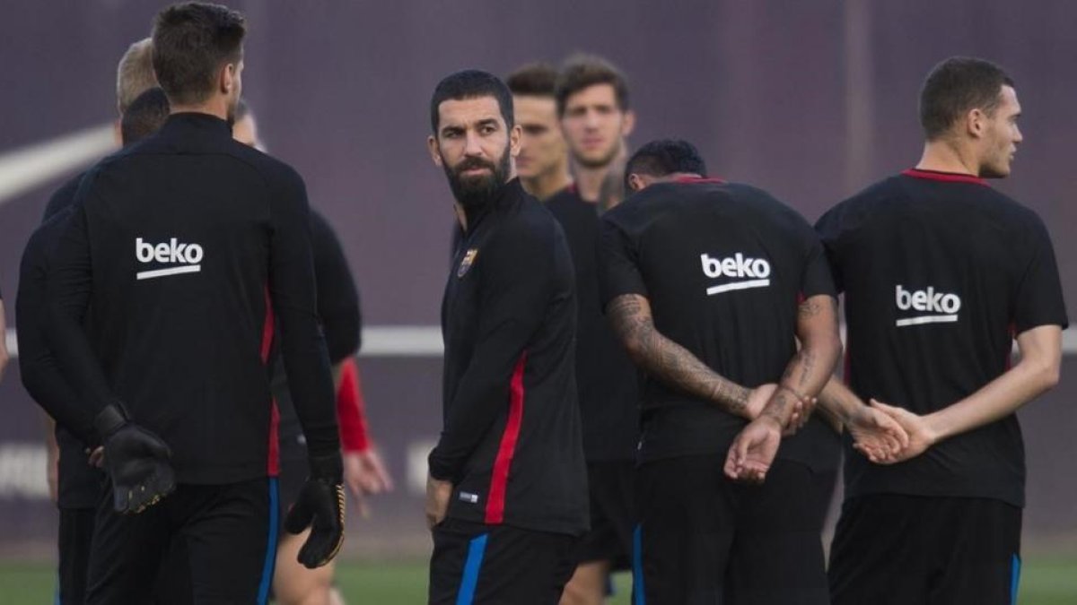 Arda Turan, durante una sesión de entrenamiento en Sant Joan Despí.-JORDI COTRINA