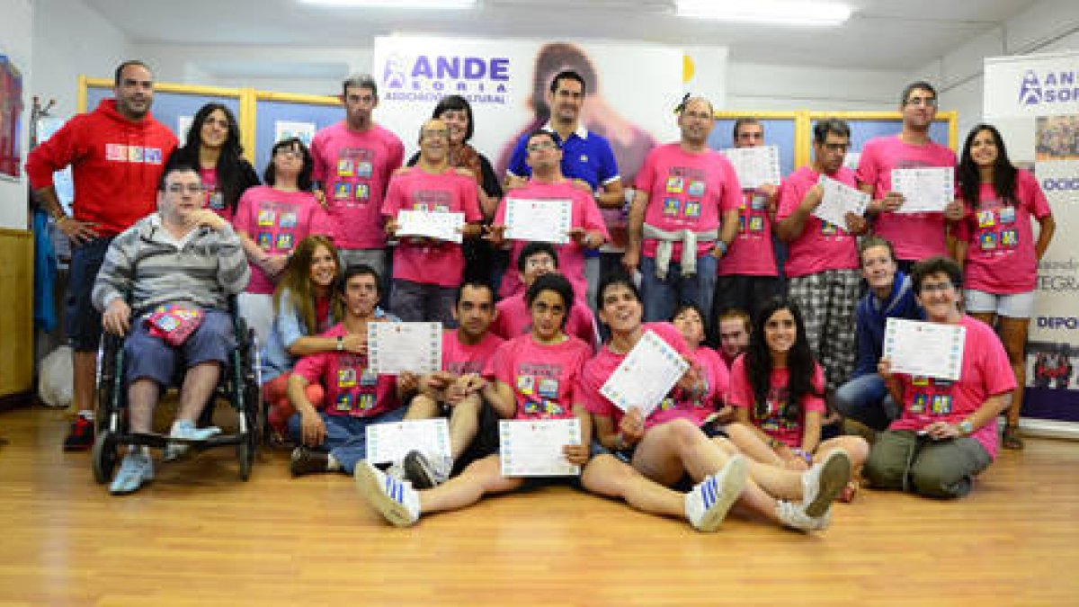 Los participantes del VI Campamento Urbano de ANDE posaron así de felices tras la entrega de diplomas en la sede de la asociación . / ÁLVARO MARTÍNEZ-